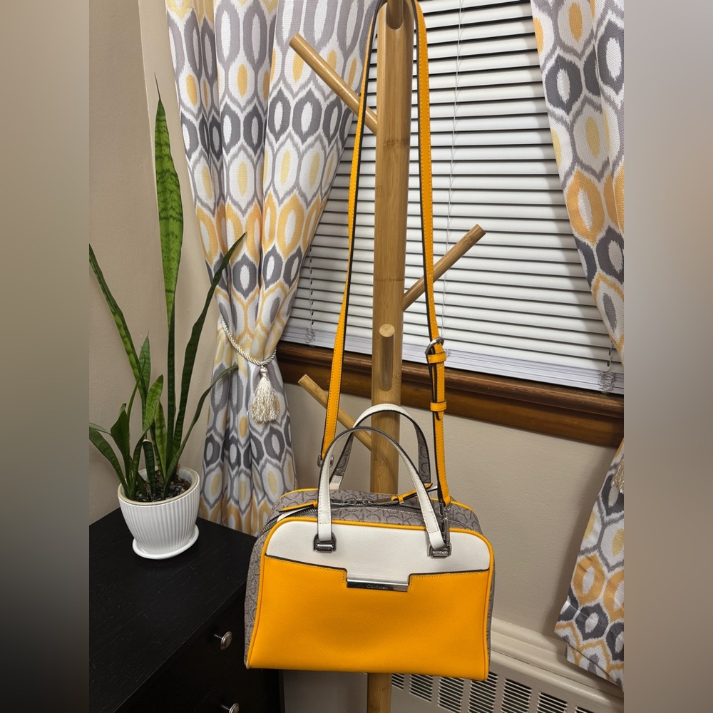 GORGEOUS Yellow/Orange CLAVIN KLEIN Purse 💛